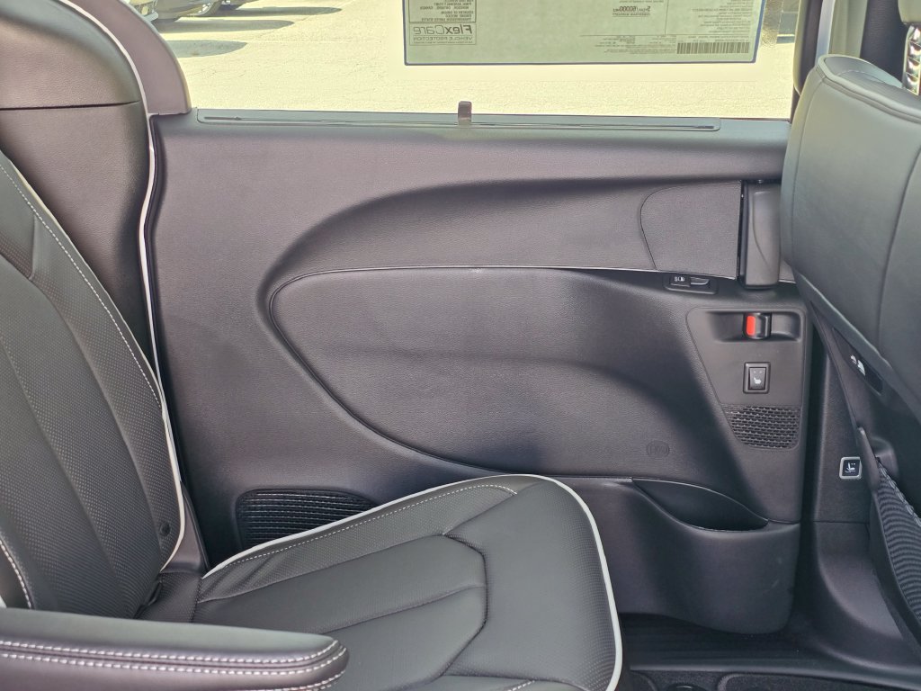 New 2027 Chrysler Pacifica Limited AWD/4WD image 37