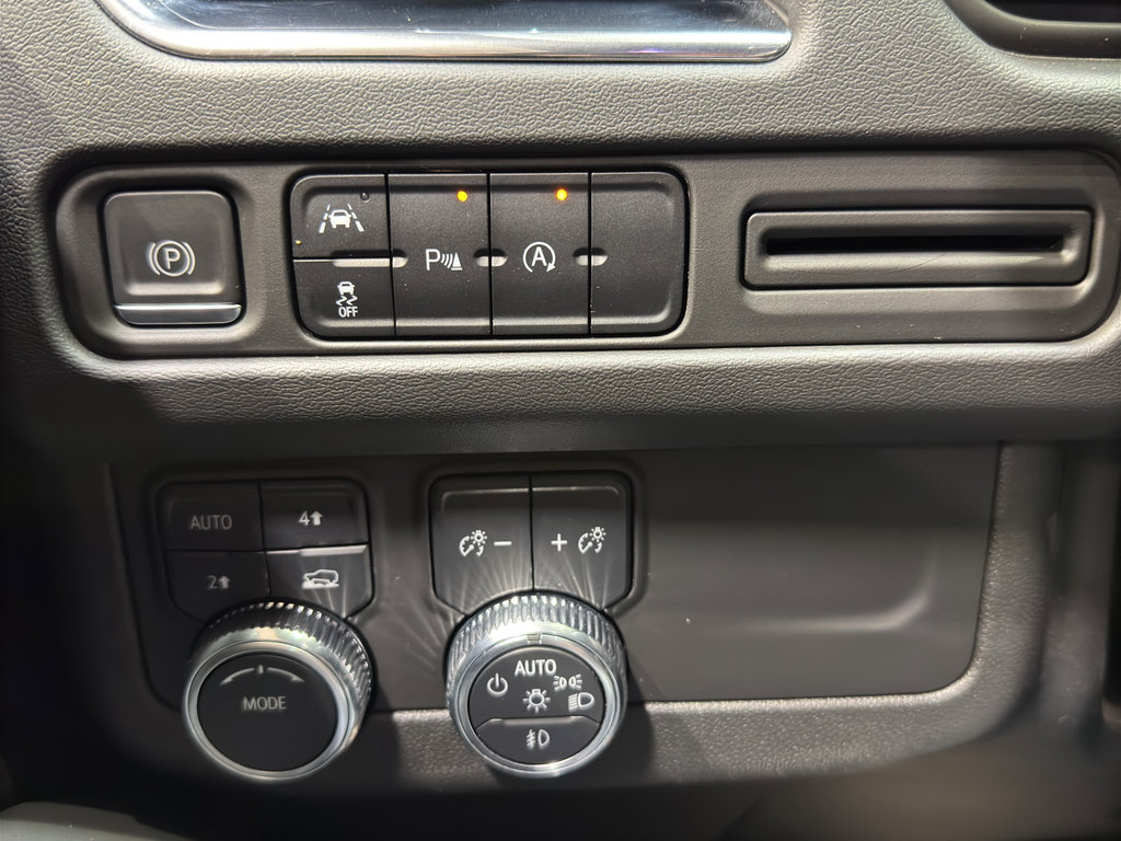 Used 2023 GMC Yukon SLT image 32