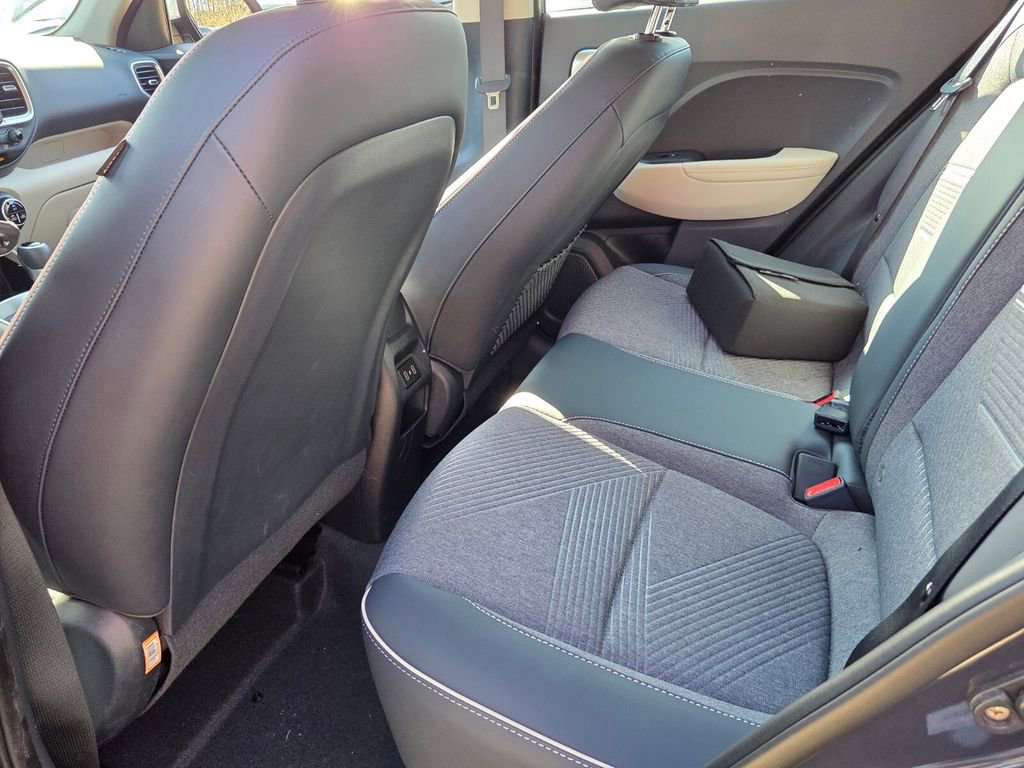 Used 2025 Hyundai Venue Limited image 13
