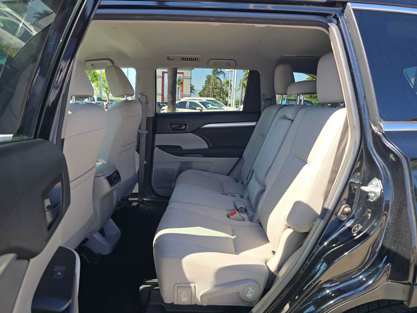 Used 2018 Toyota Highlander LE FWD image 17