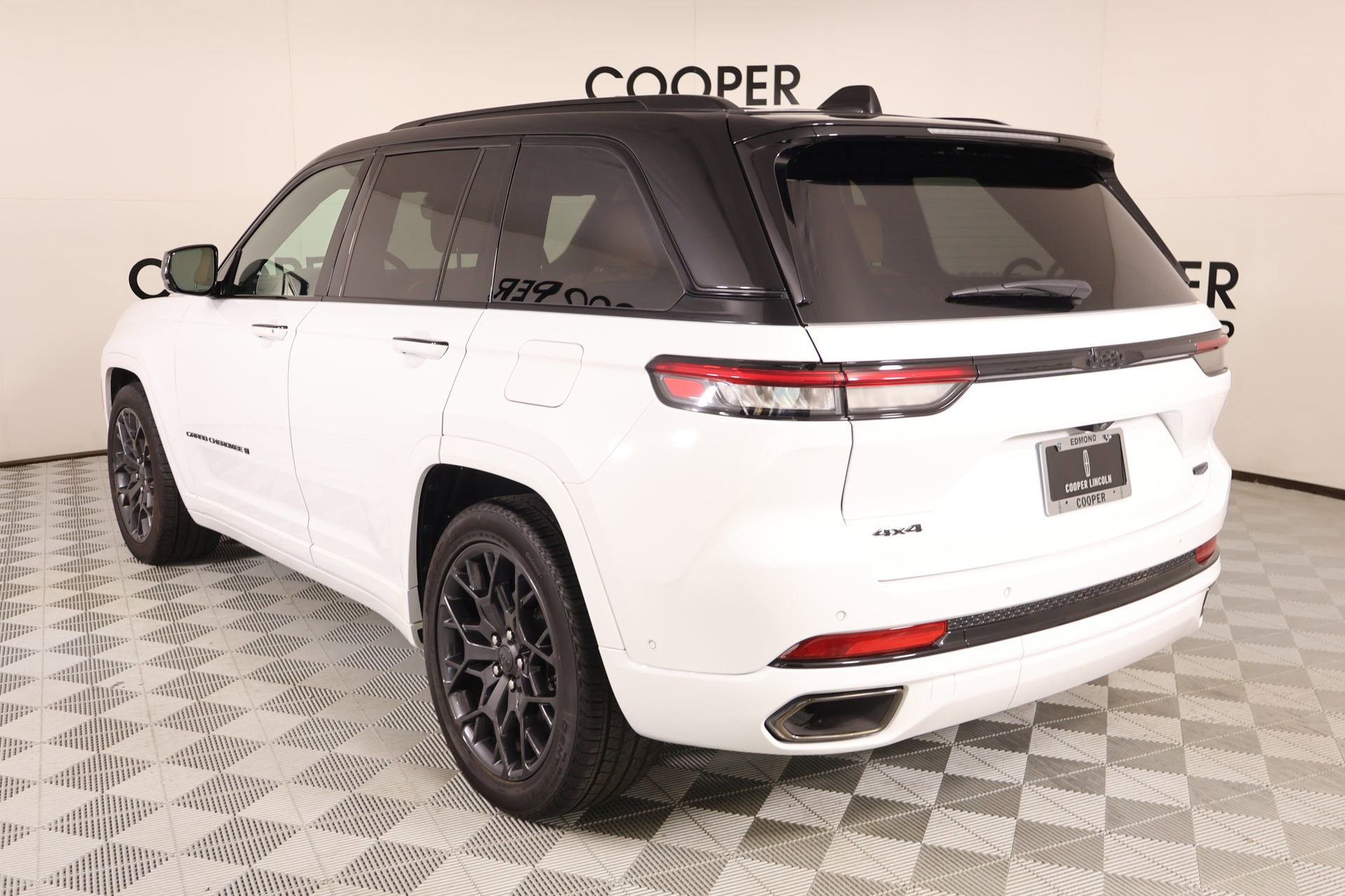 Used 2025 Jeep Grand Cherokee Summit AWD/4WD image 25