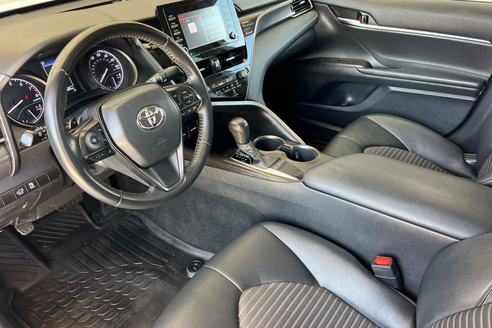 Used 2022 Toyota Camry SE FWD image 11