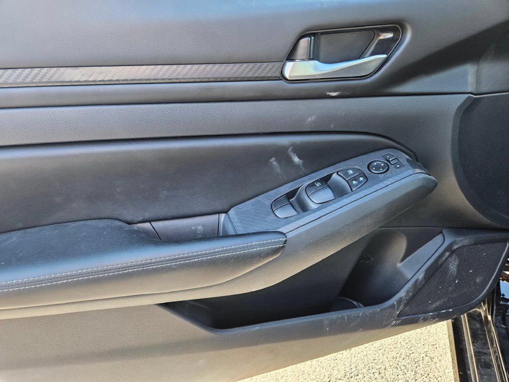 Used 2025 Nissan Altima 2.5 SV FWD image 17
