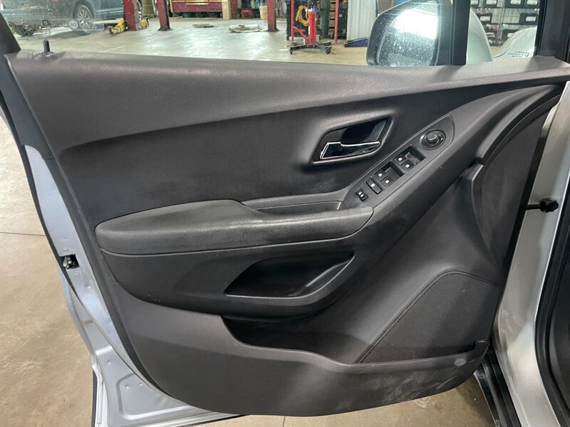 Used 2016 Chevrolet Trax LS AWD/4WD image 19