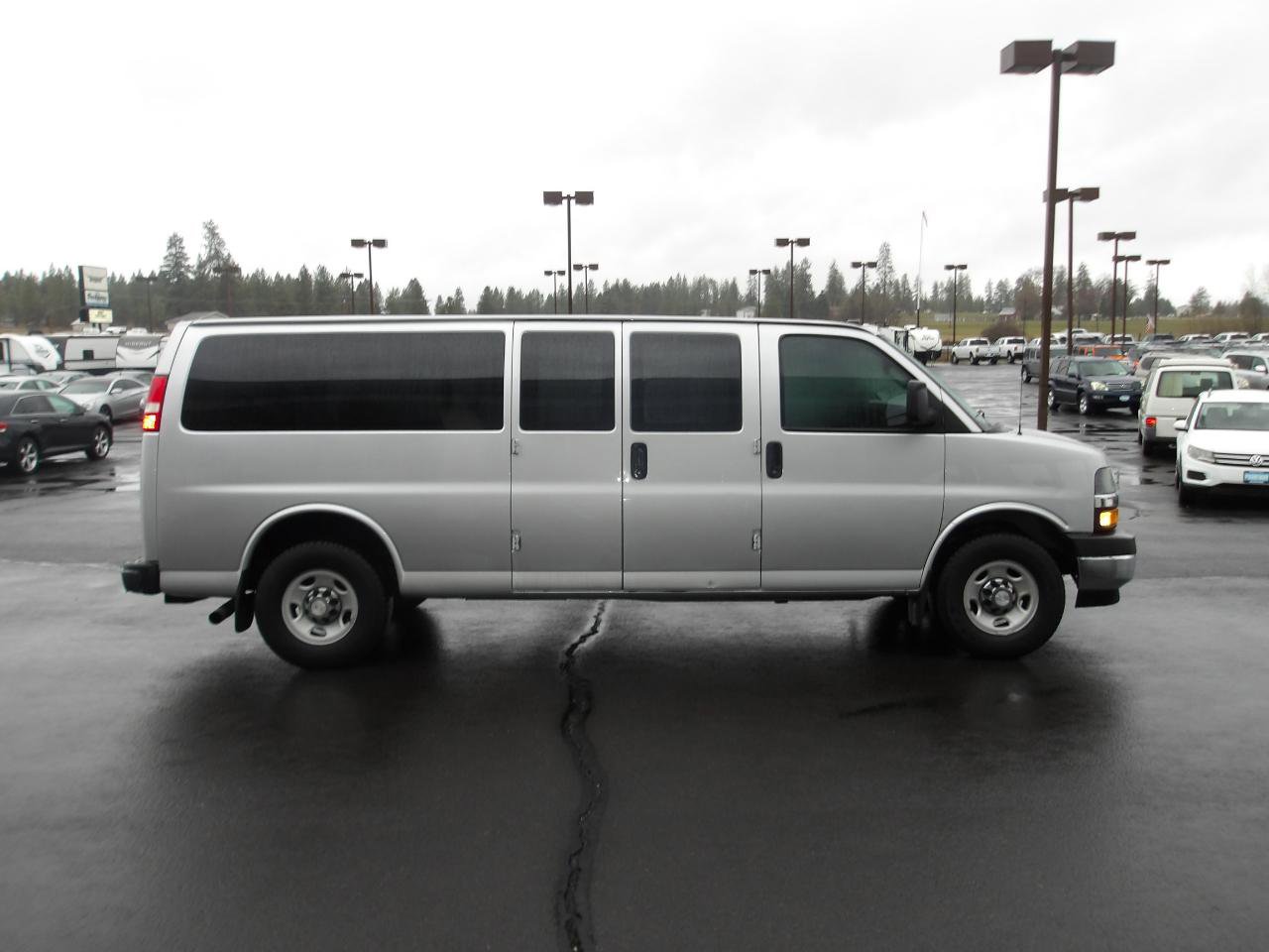 Used 2018 Chevrolet Express 3500 LT w/ LT Preferred Equipment Group RWD image 6