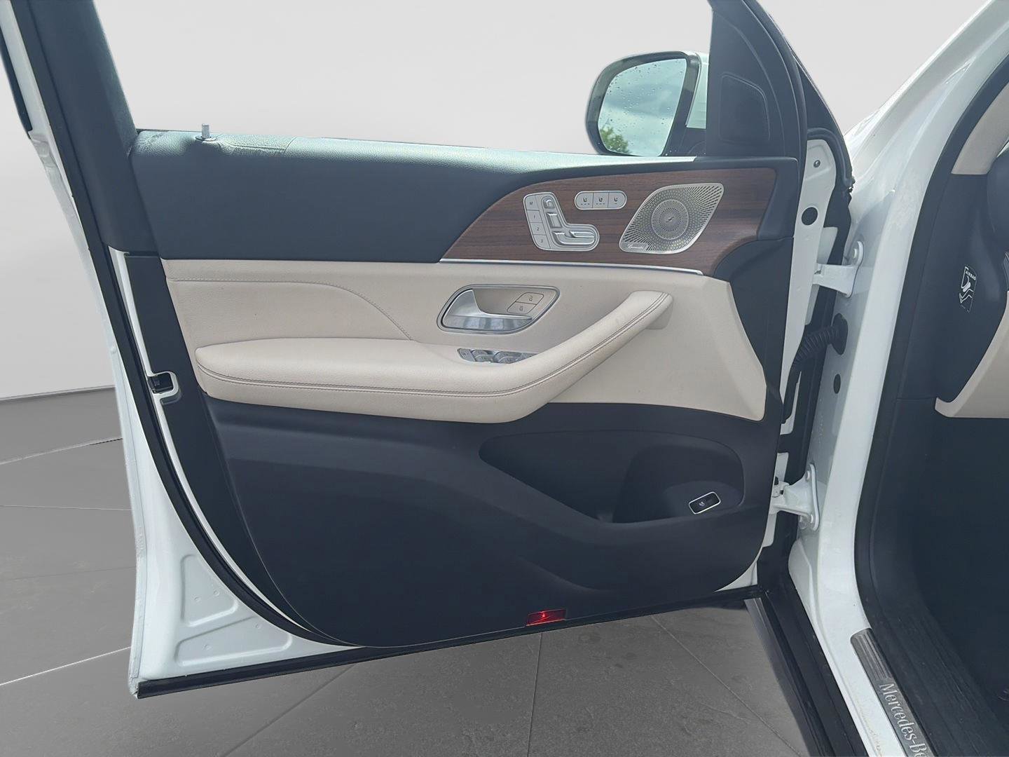 Used 2024 Mercedes-Benz GLS 450 4MATIC image 9