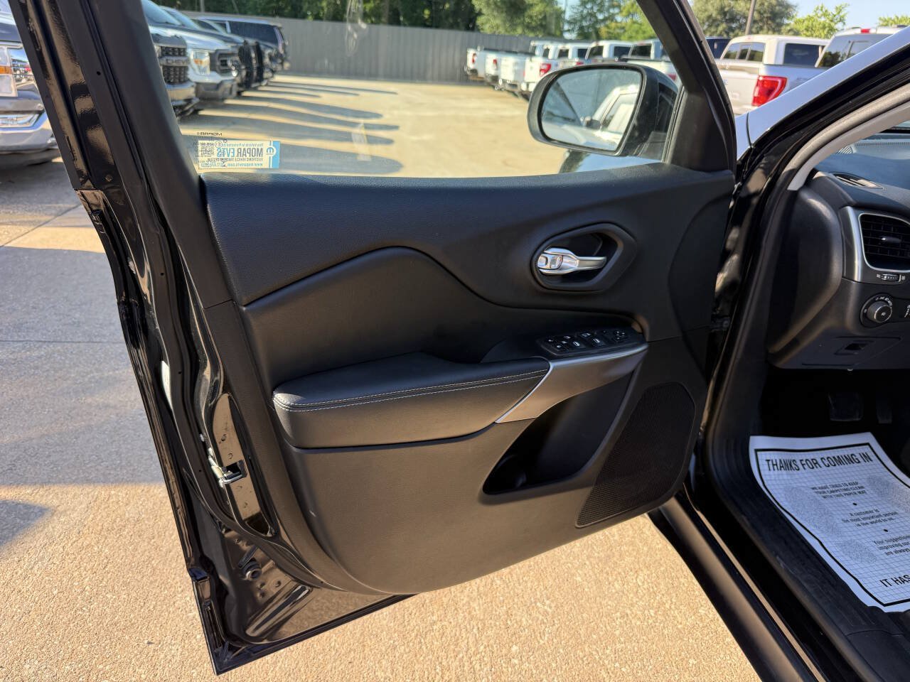 Used 2019 Jeep Cherokee Latitude w/ Popular Appearance Group FWD image 8