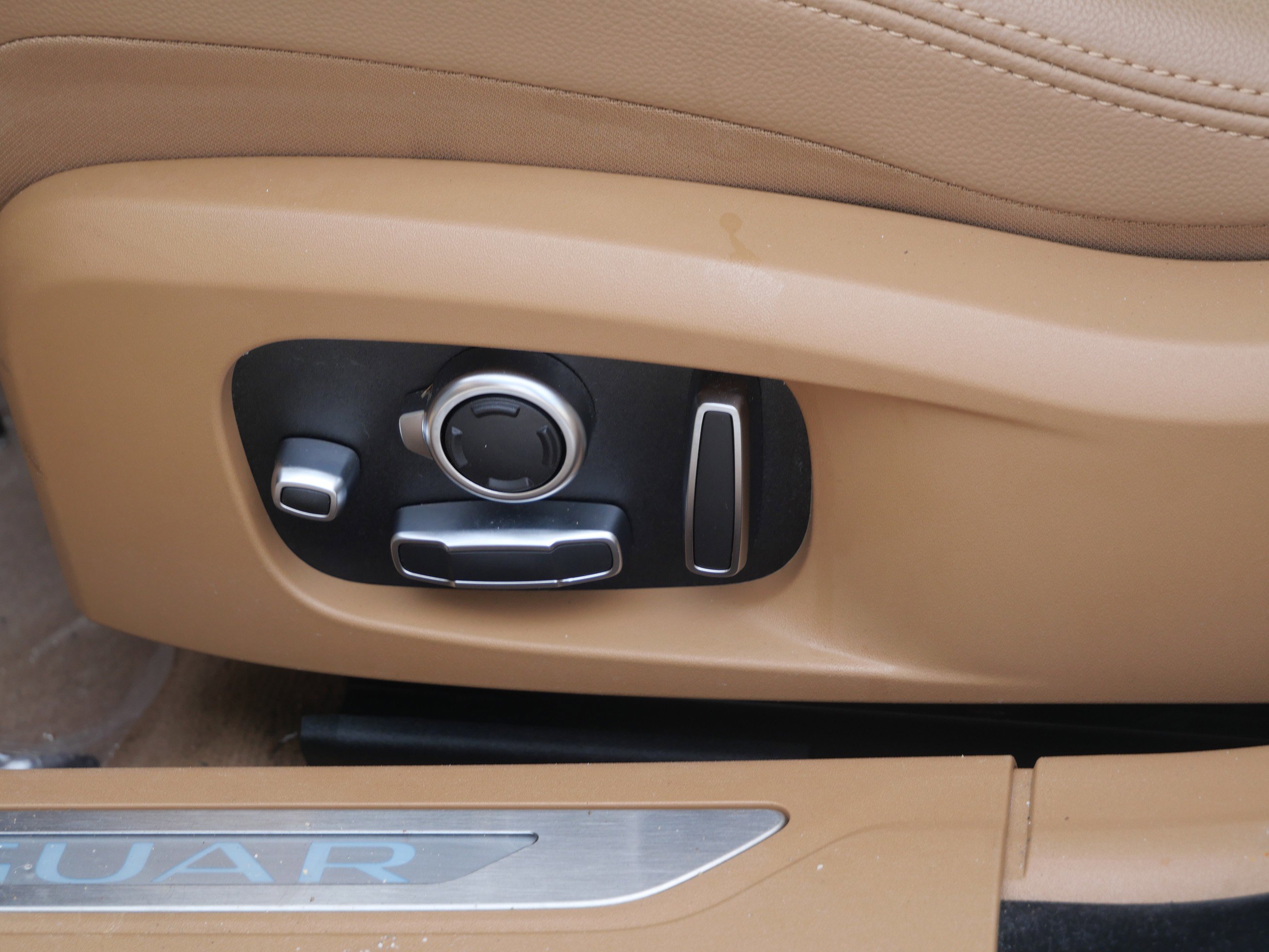 Certified 2021 Jaguar XF SE image 15