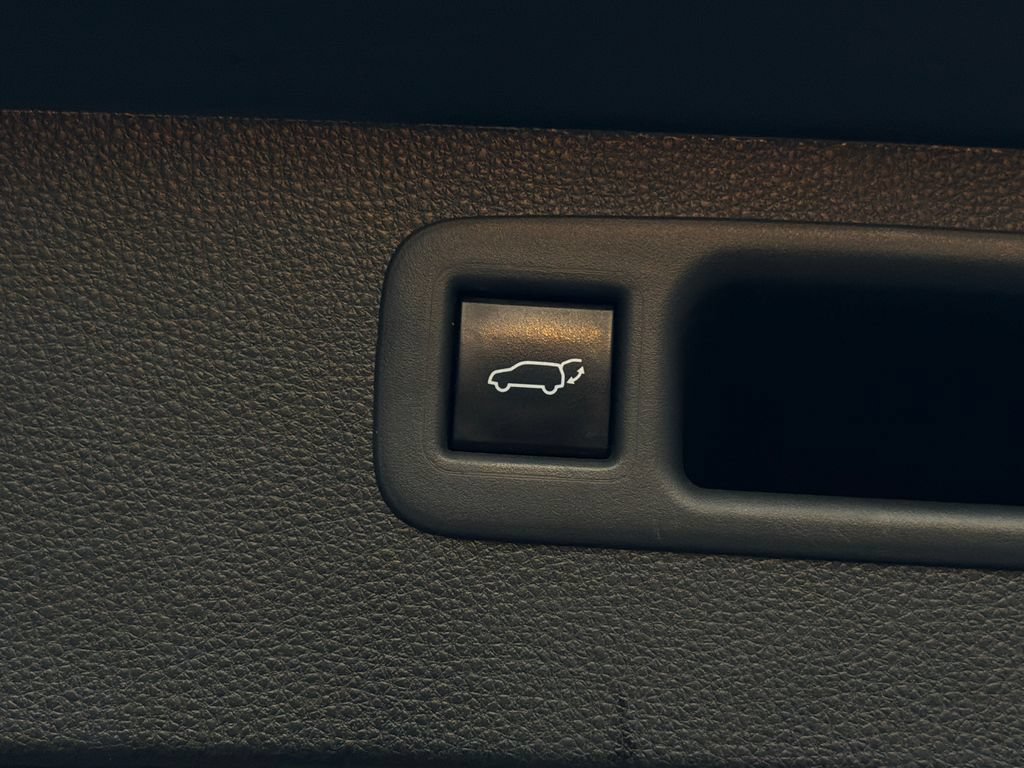 Used 2021 Toyota Highlander XLE AWD/4WD image 7
