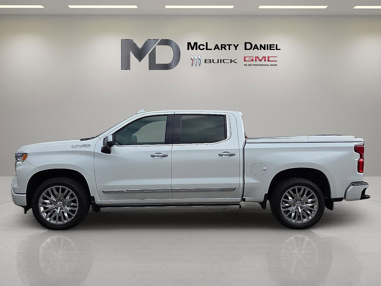Used 2025 Chevrolet Silverado 1500 High Country image 3