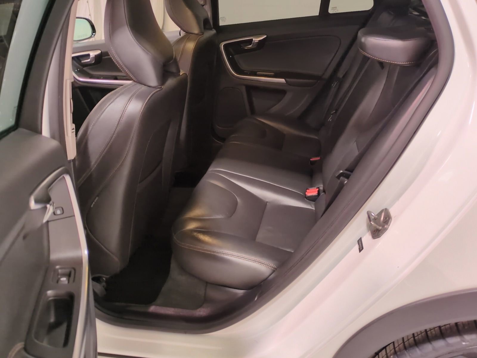 Used 2017 Volvo V60 T5 Cross Country Platinum w/ Climate Package image 15