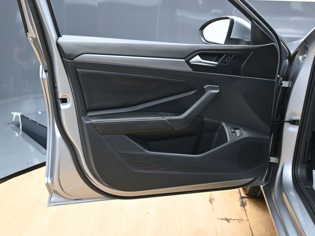 Used 2023 Volkswagen Jetta SE w/ Panoramic Sunroof Package image 38