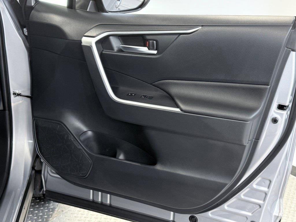 Used 2024 Toyota RAV4 SE image 13