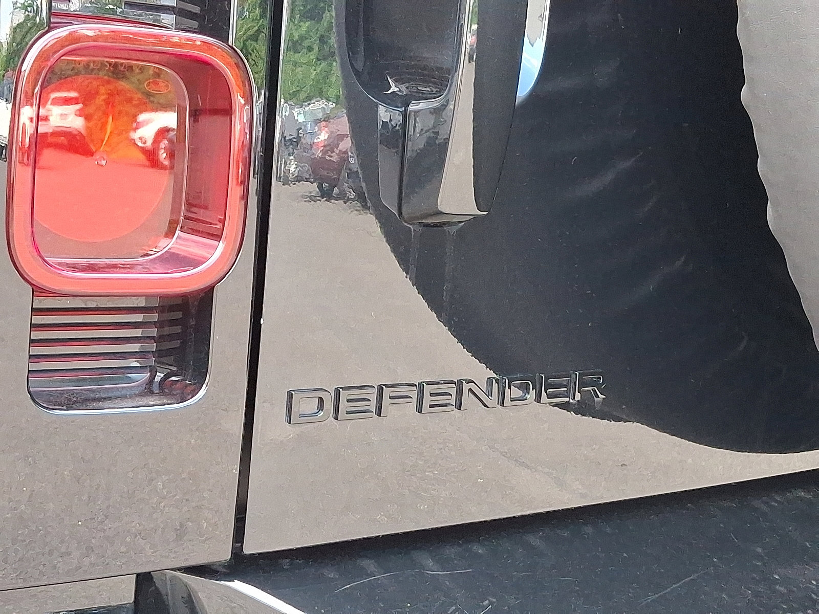 Certified 2025 Land Rover Defender 130 X-Dynamic SE image 30