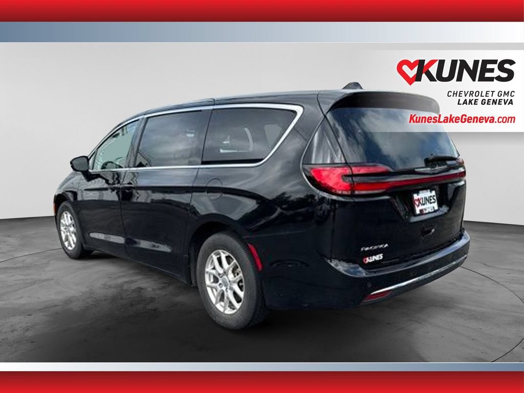 Used 2024 Chrysler Pacifica Touring-L FWD image 8