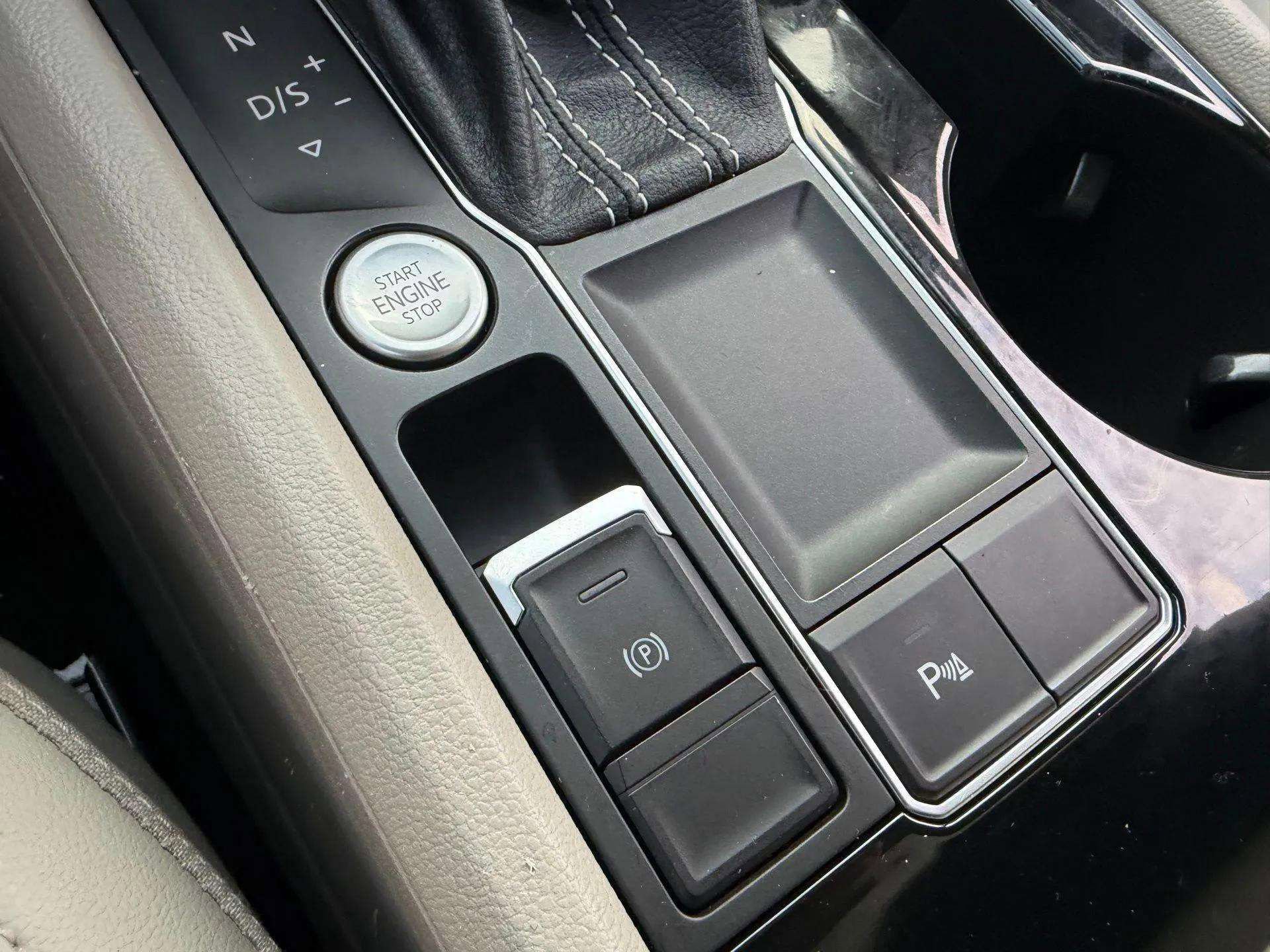 Used 2022 Volkswagen Atlas SE image 38