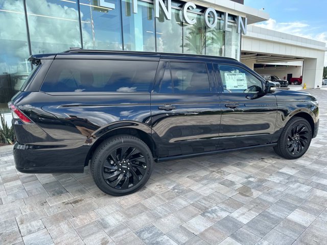 New 2025 Lincoln Navigator L Reserve image 2