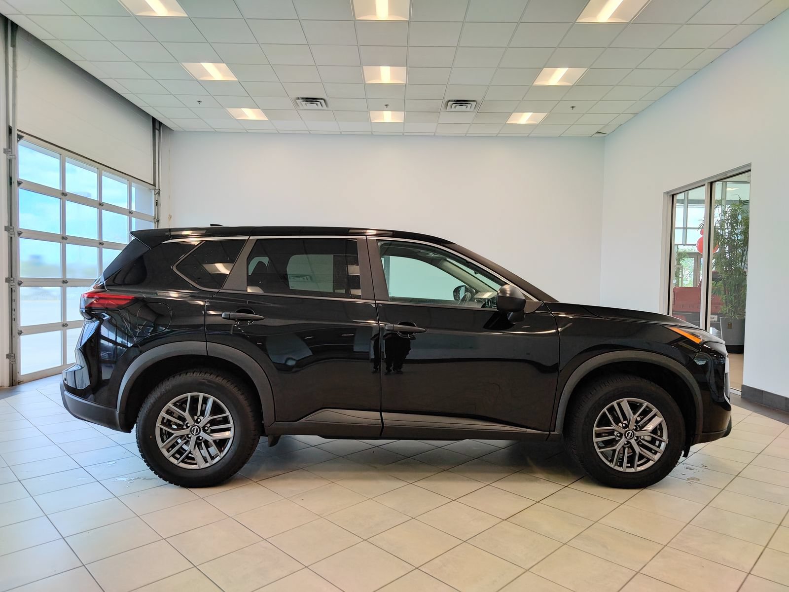 Used 2024 Nissan Rogue S FWD image 2