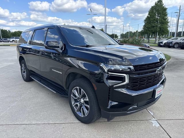 Used 2024 Chevrolet Suburban LT w/ Luxury Package RWD image 3