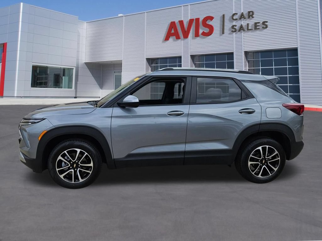 Used 2025 Chevrolet TrailBlazer LT AWD/4WD image 2
