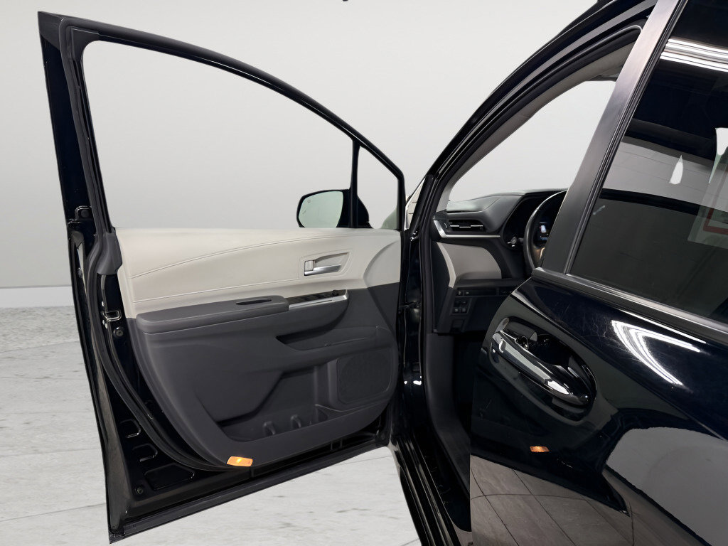 Used 2021 Toyota Sienna XLE image 20