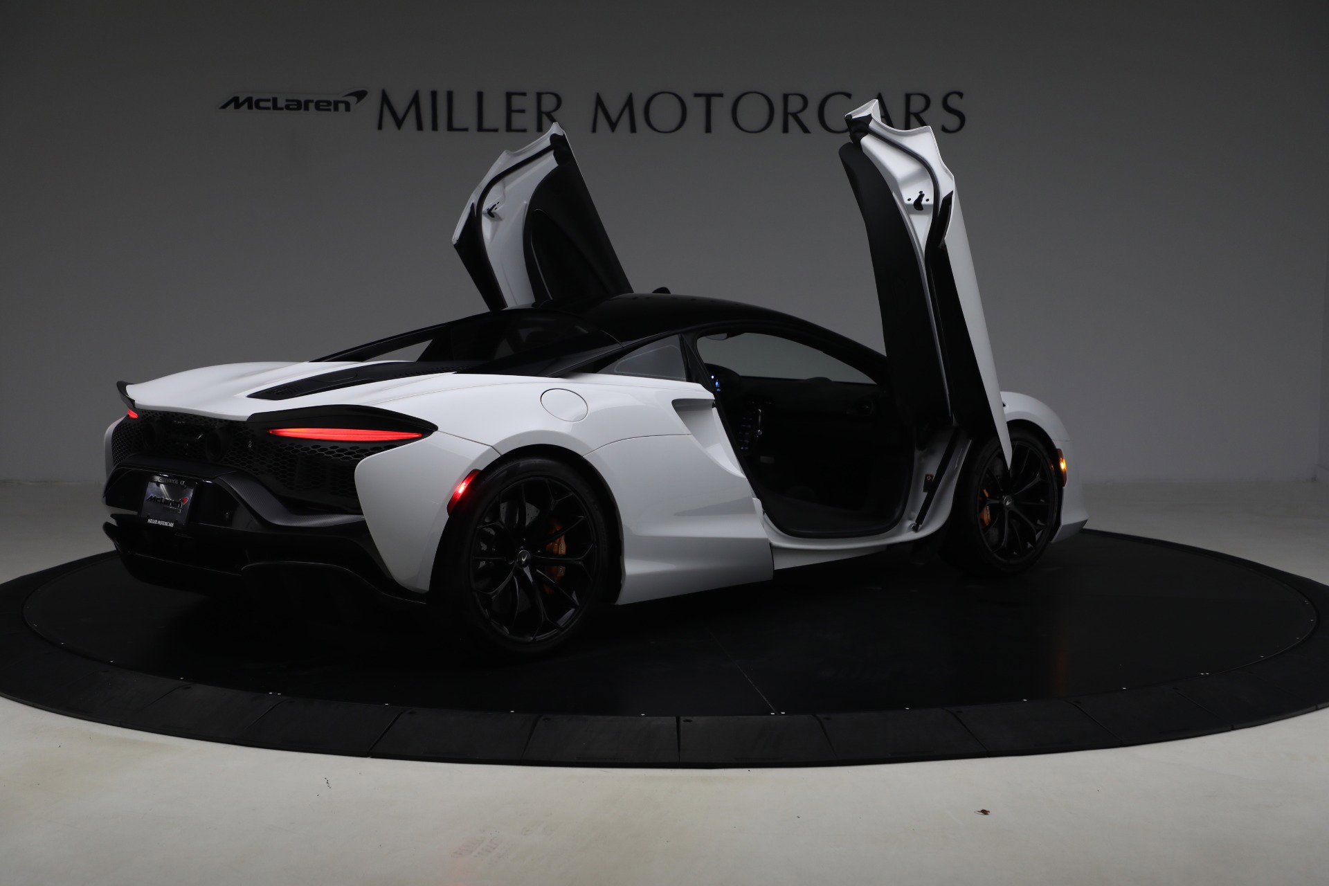 Used 2023 McLaren Artura image 18