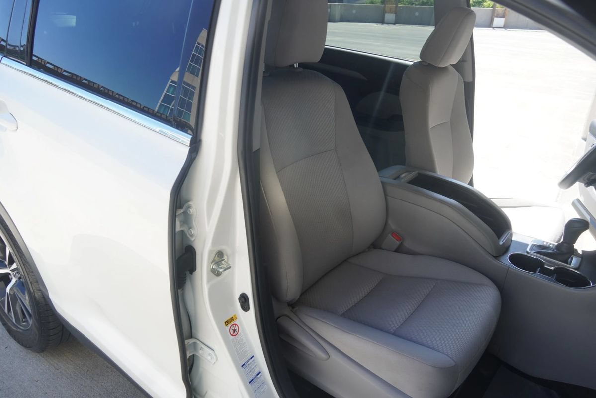 Used 2019 Toyota Highlander LE AWD/4WD image 8