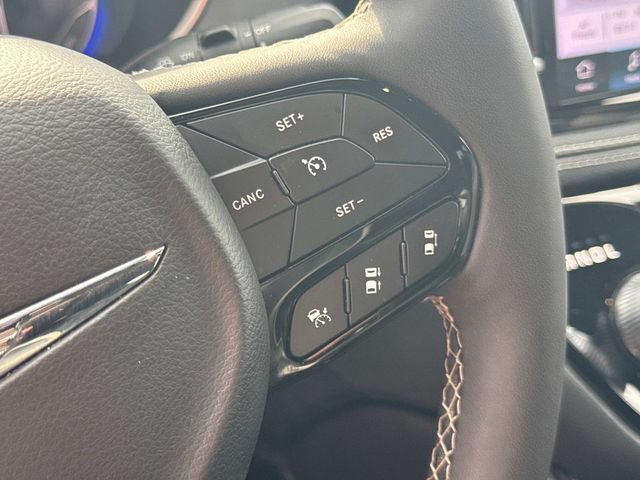 Used 2025 Chrysler Pacifica Limited FWD image 35