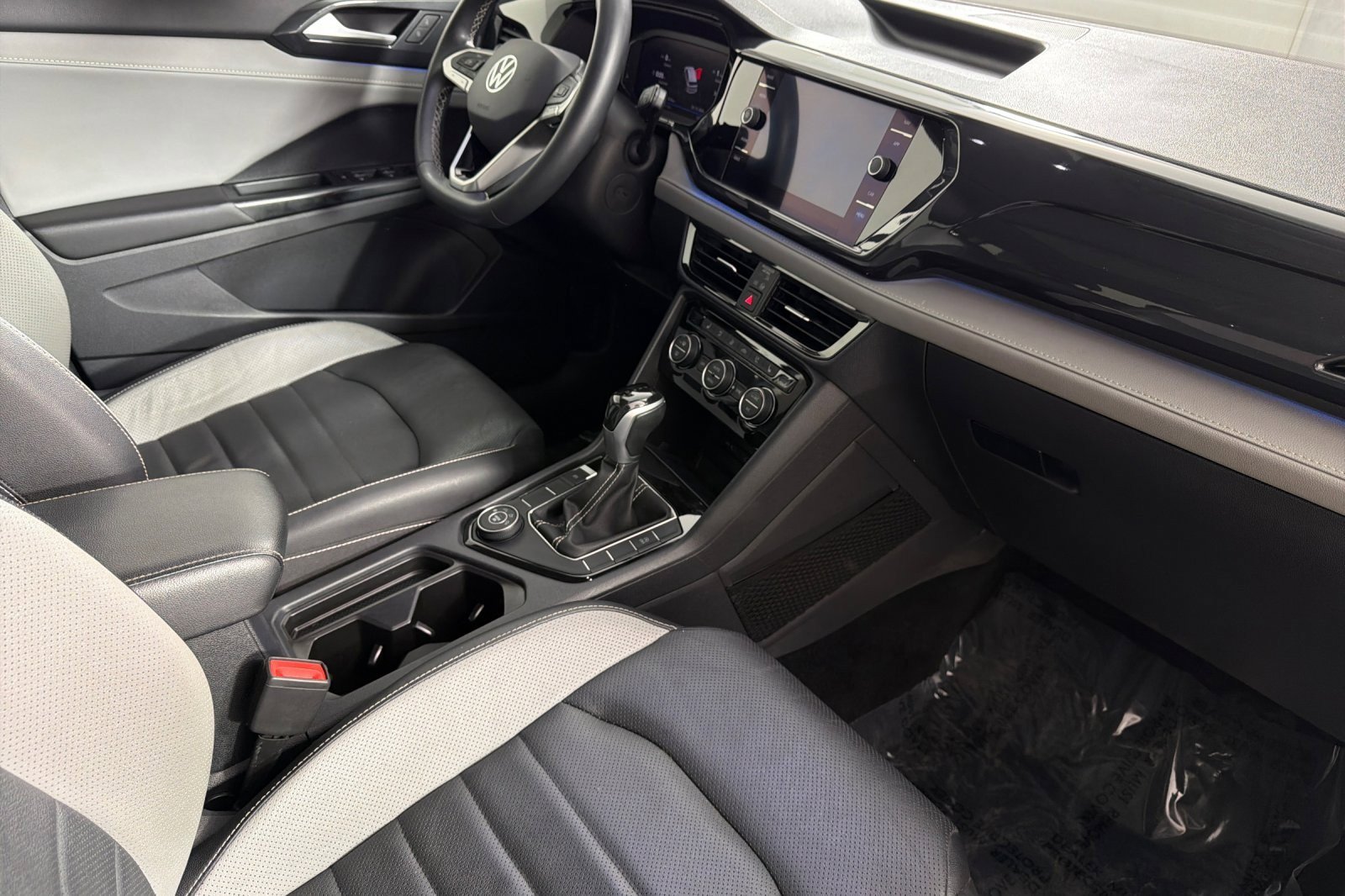 Used 2022 Volkswagen Taos SEL w/ Panoramic Sunroof Package image 15