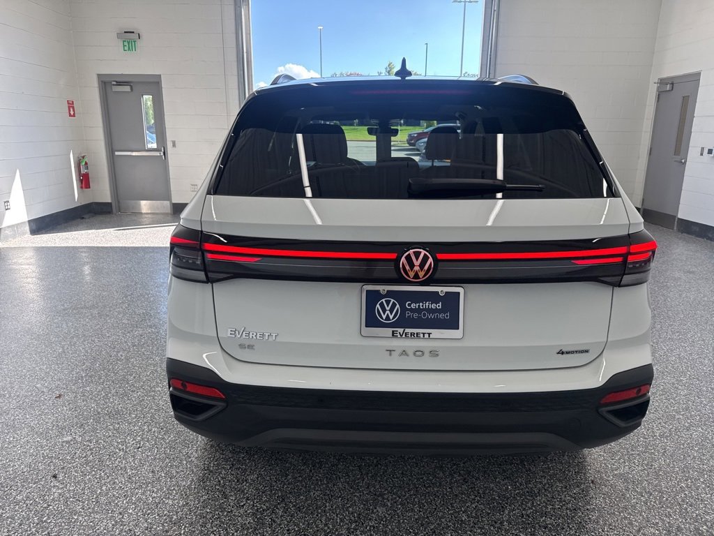 Certified 2025 Volkswagen Taos SE image 3