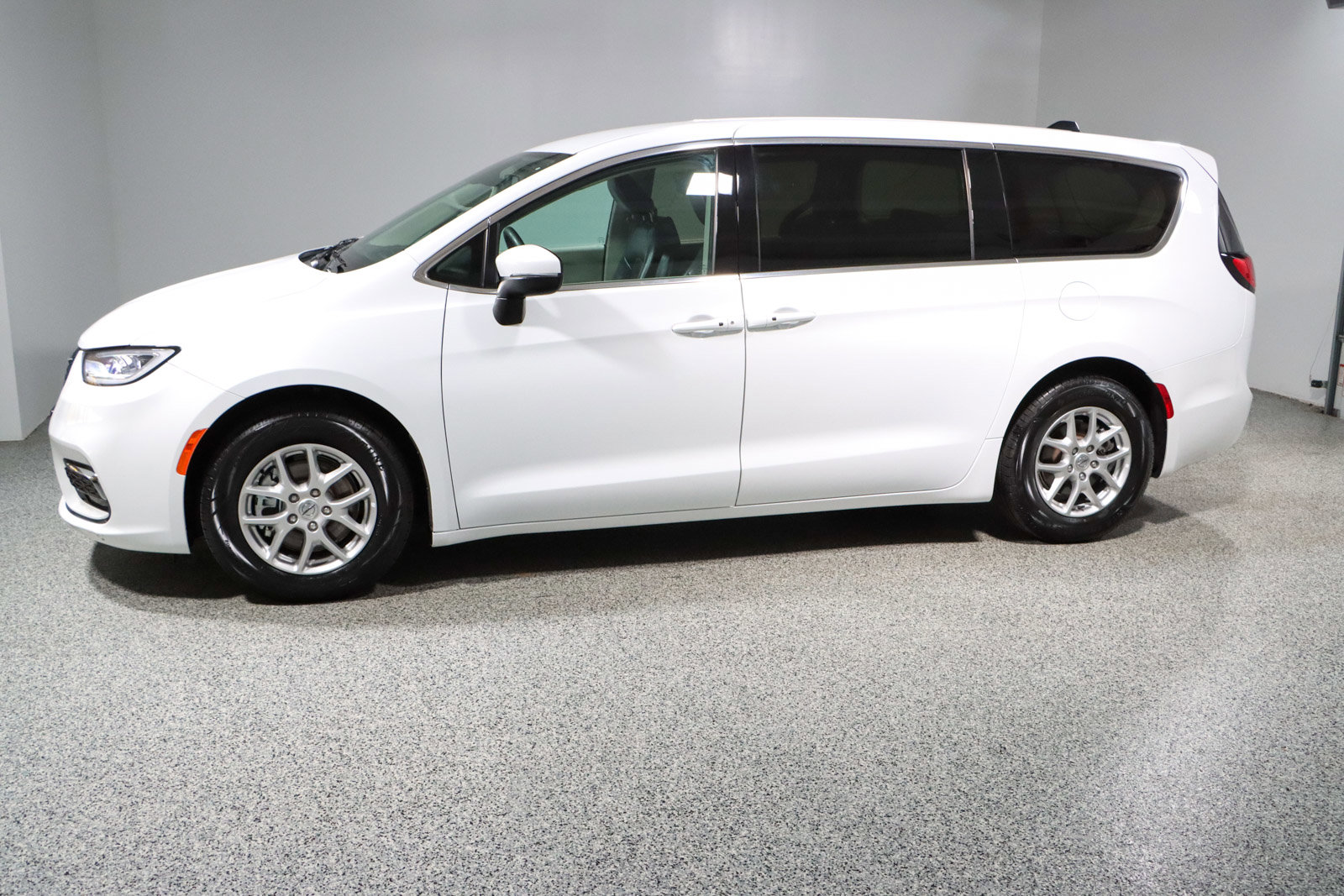 Used 2023 Chrysler Pacifica Touring-L image 10