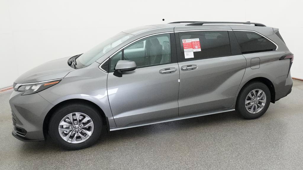 New 2026 Toyota Sienna LE FWD image 5
