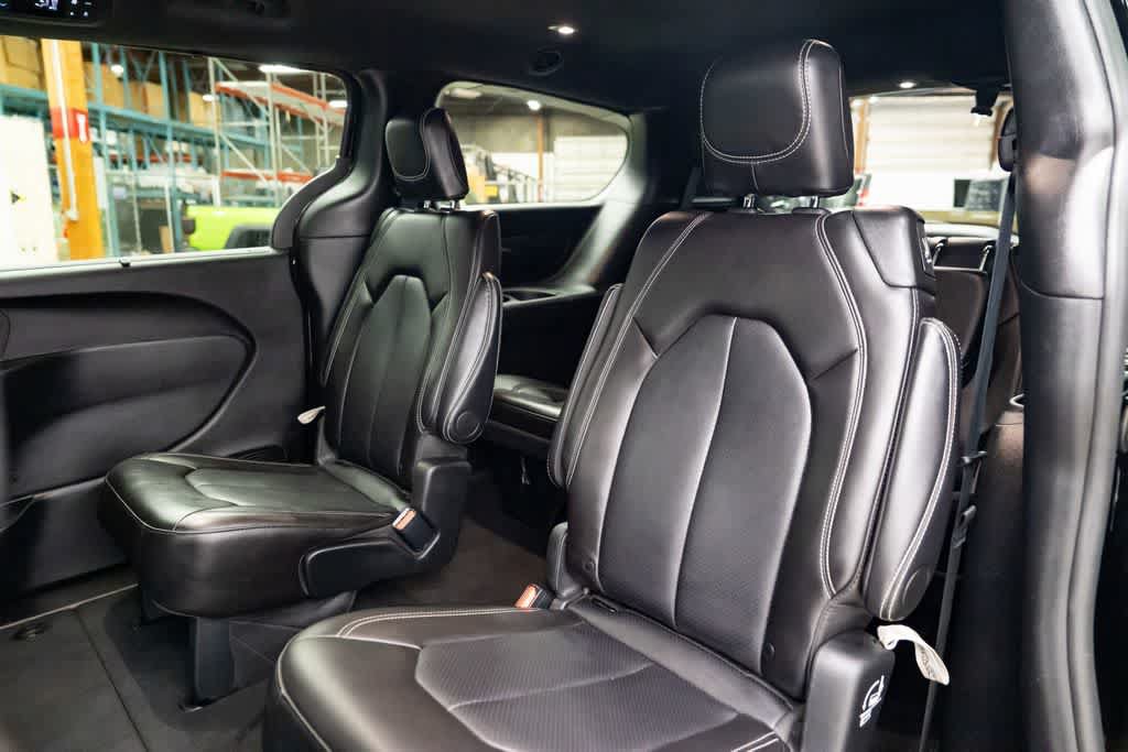 Used 2025 Chrysler Pacifica Select FWD image 25