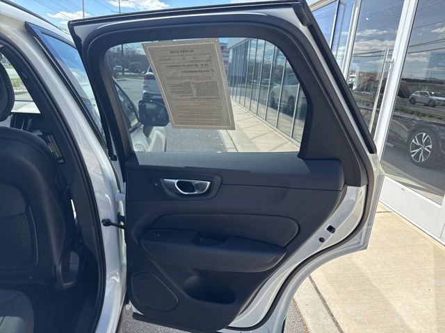 Used 2025 Volvo XC60 B5 Plus image 12