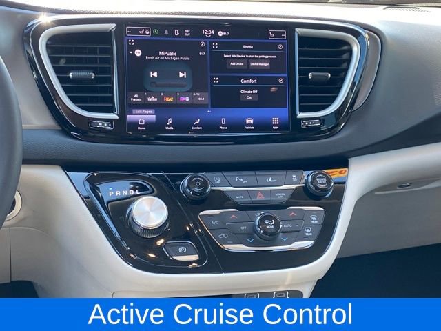 Used 2024 Chrysler Pacifica Touring-L image 11
