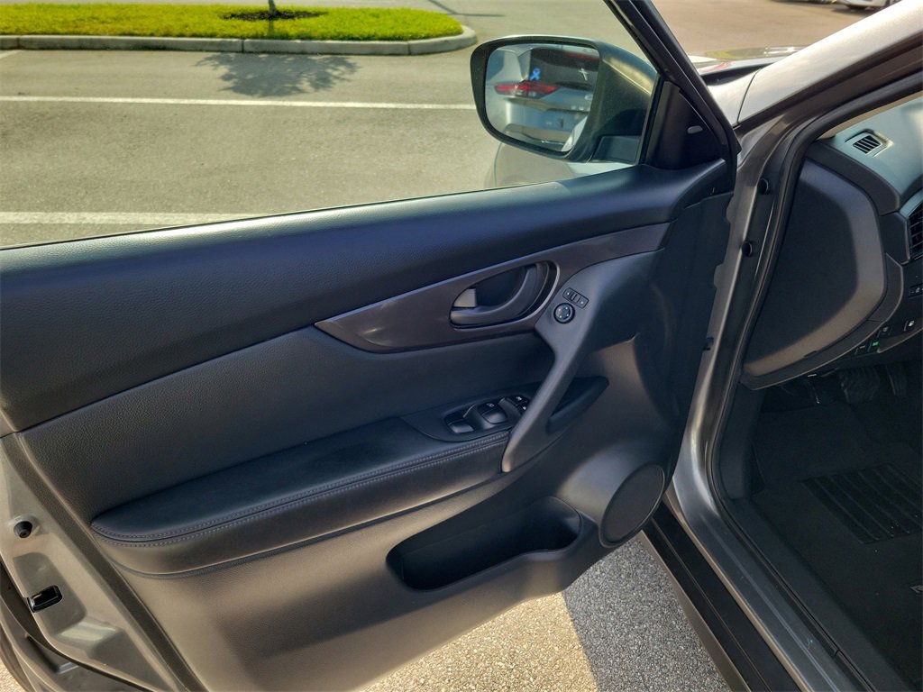 Used 2020 Nissan Rogue S image 21