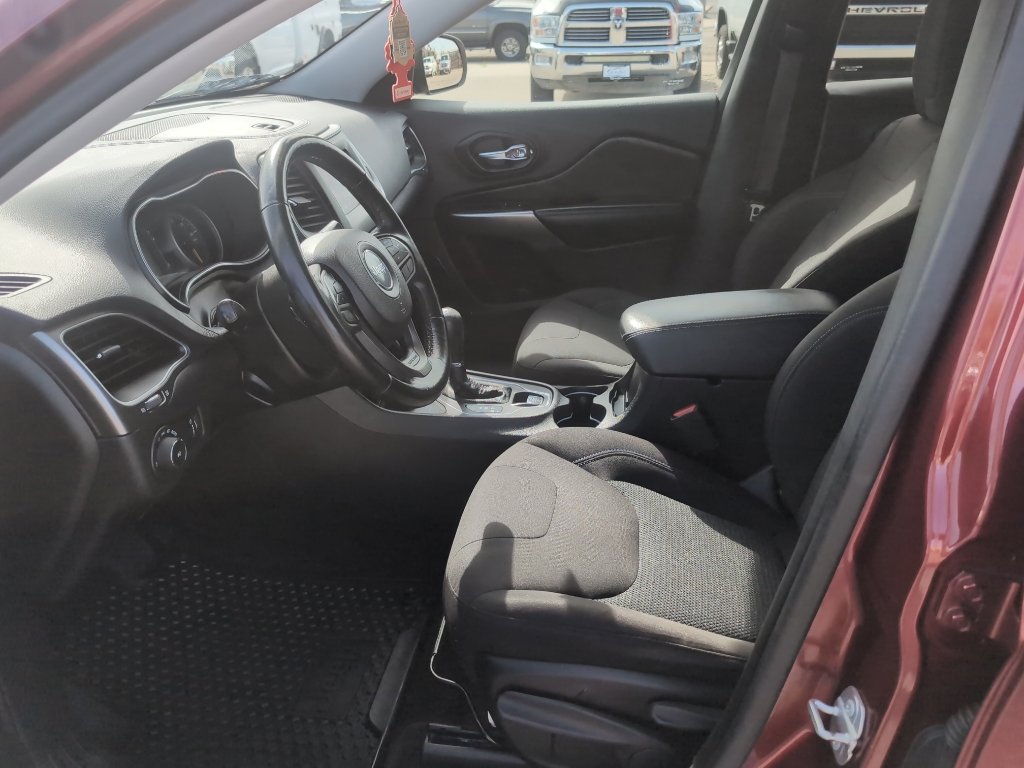 Used 2019 Jeep Cherokee Latitude w/ Cold Weather Group AWD/4WD image 10