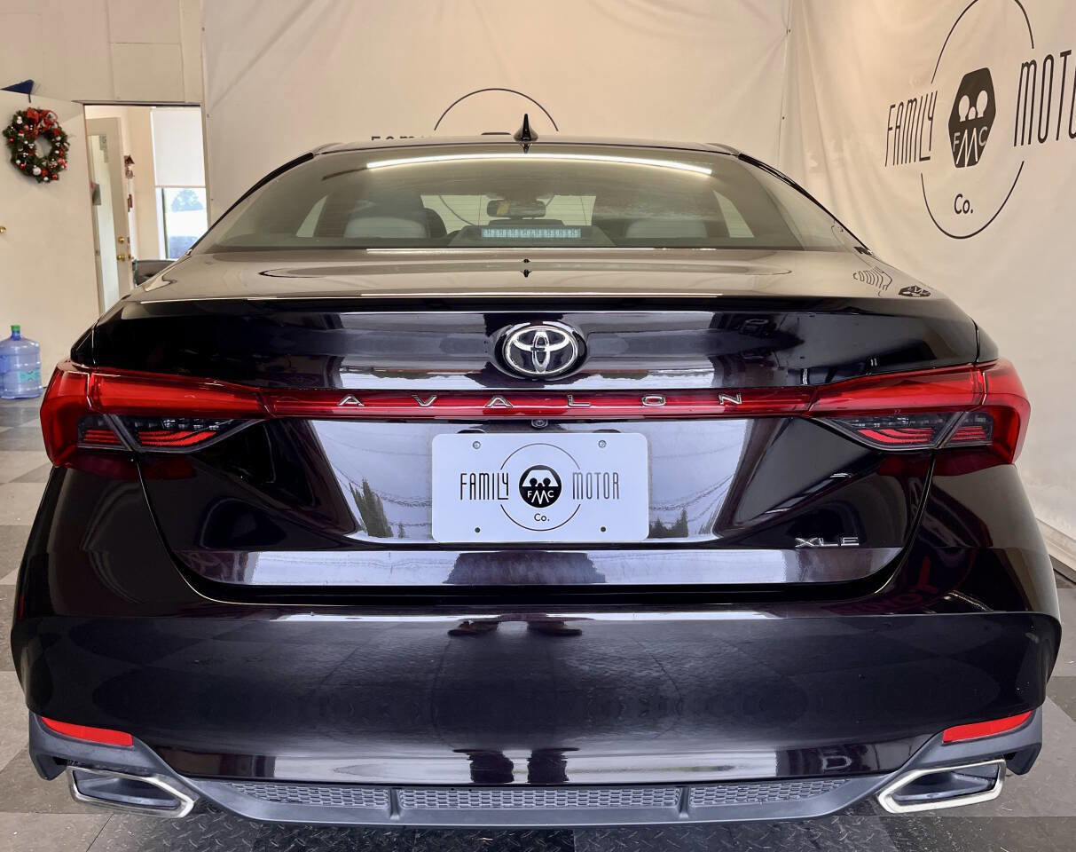 Used 2019 Toyota Avalon XLE w/ Moonroof Package image 3