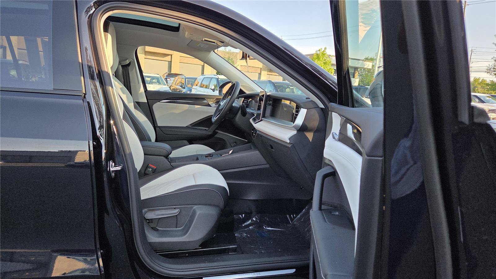 New 2026 Volkswagen Tiguan SE FWD image 29