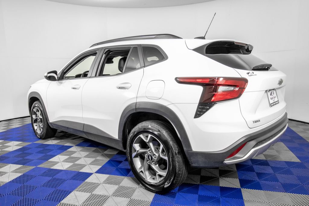 Used 2025 Chevrolet Trax LT image 7
