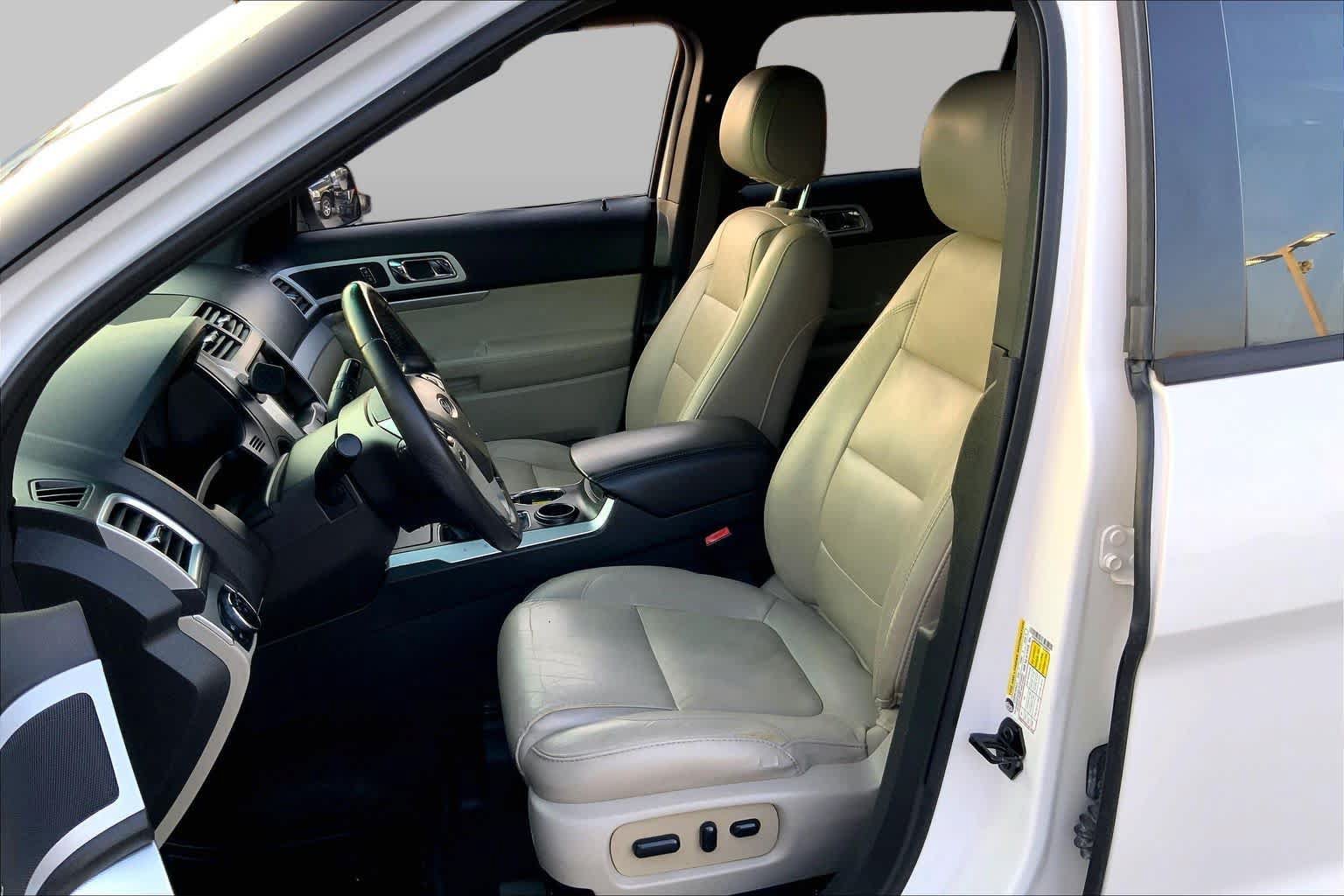 Used 2015 Ford Explorer XLT w/ Equipment Group 202B FWD image 8