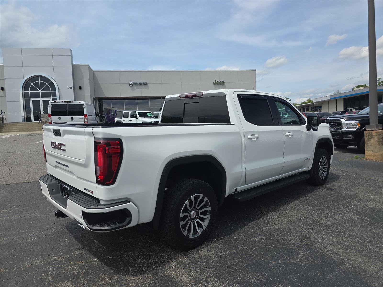 Used 2020 GMC Sierra 1500 AT4 w/ AT4 Premium Package AWD/4WD image 3