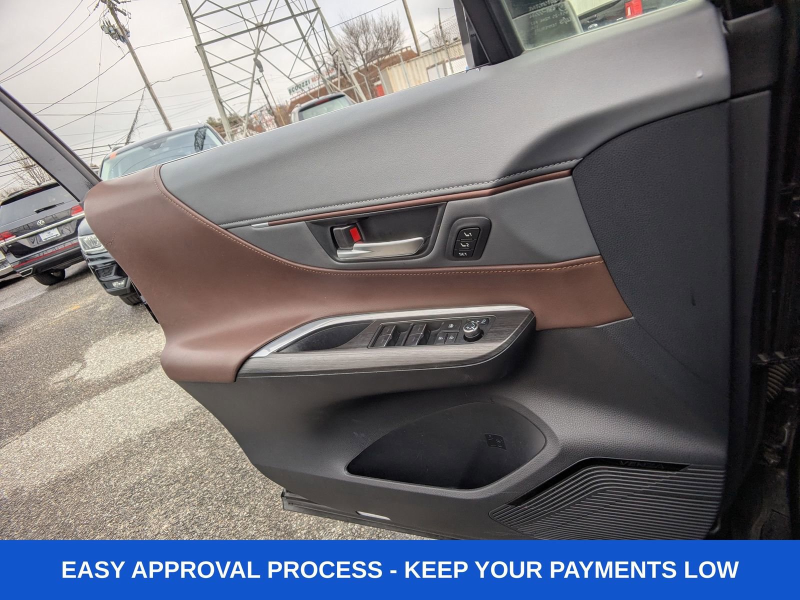 Used 2023 Toyota Venza XLE image 30