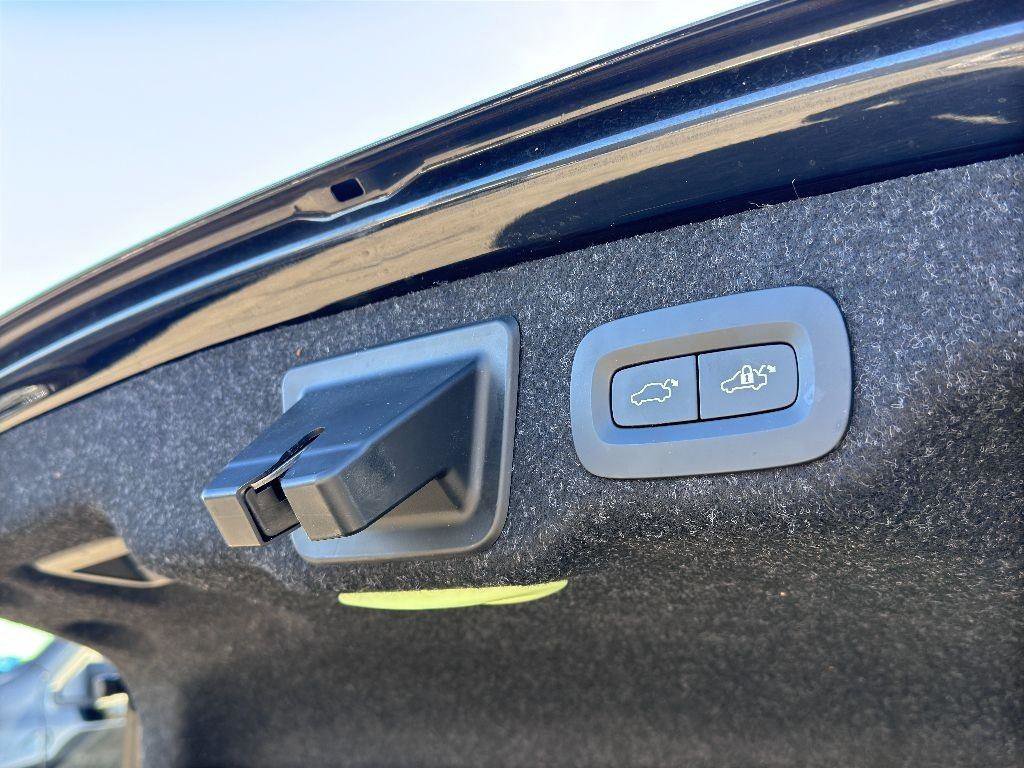 Used 2022 Volvo S90 B6 Inscription w/ Advanced Package image 11