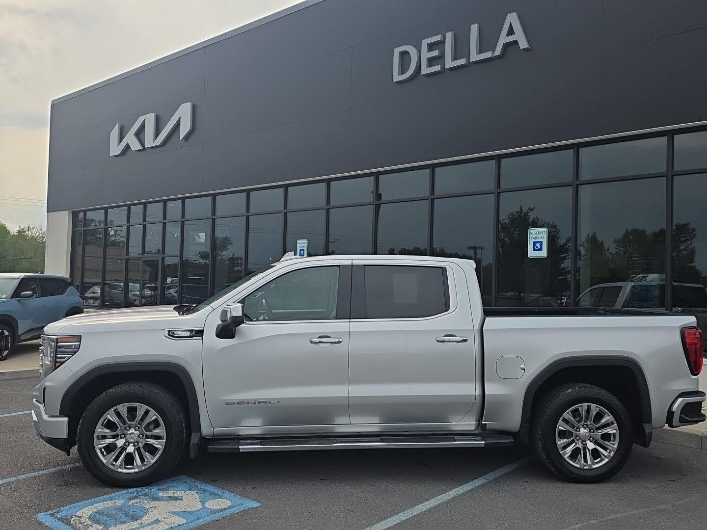 Used 2022 GMC Sierra 1500 Denali w/ Technology Package AWD/4WD image 2