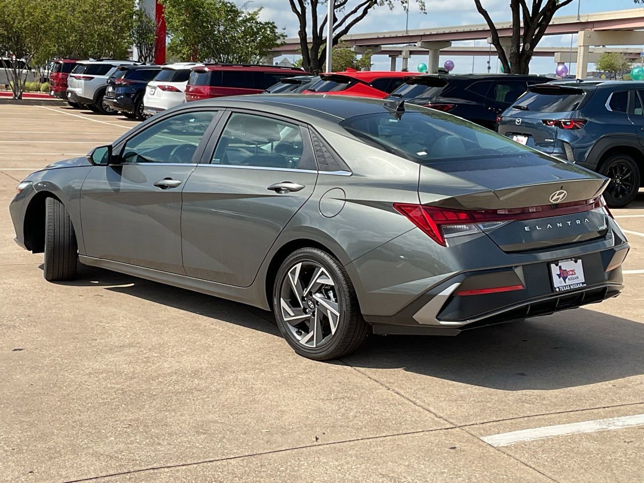 Used 2025 Hyundai Elantra Limited image 7