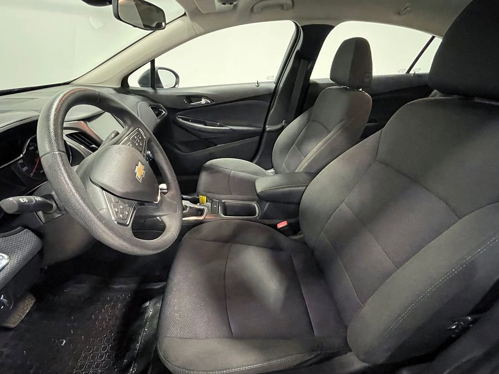Used 2018 Chevrolet Cruze LT w/ Convenience Package FWD image 3