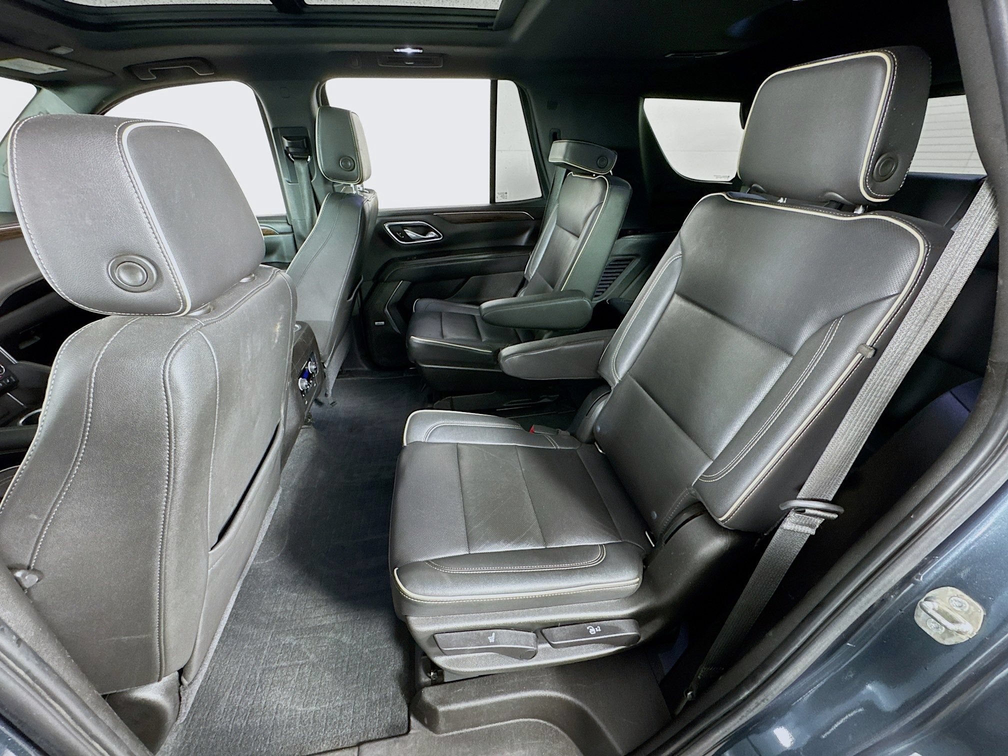 Used 2021 Chevrolet Tahoe Premier w/ Premium Package AWD/4WD image 18