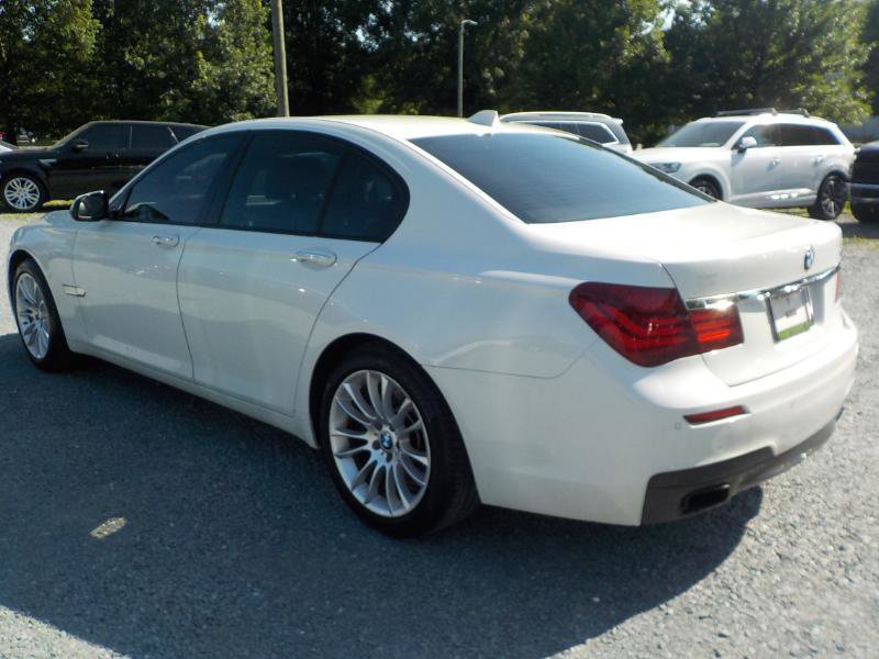 Used 2014 BMW 750i w/ Executive Package RWD image 3