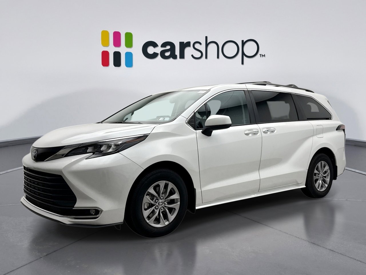 Used 2024 Toyota Sienna XLE image 1